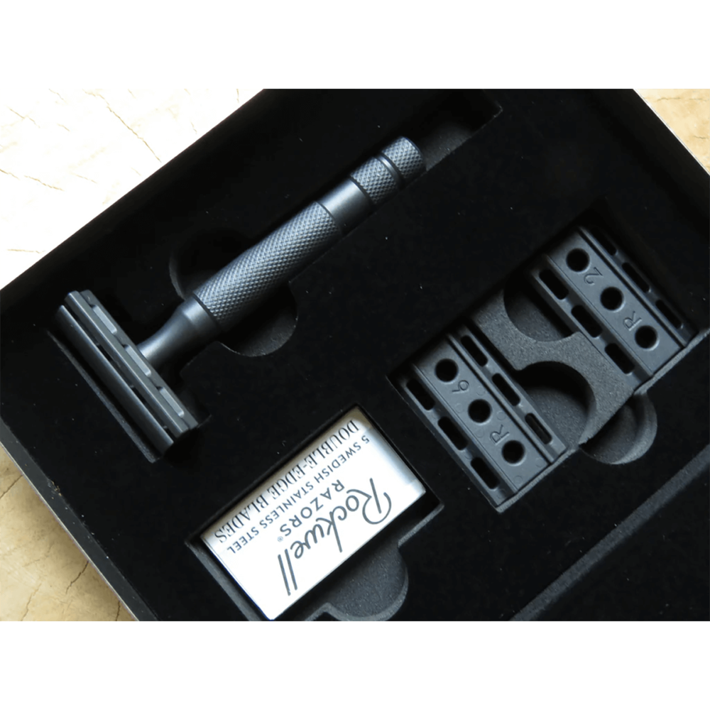 Maszynka-do-golenia-Rockwell-6S-w-matowej-czerni-z-metalowym,-teksturowanym-uchwytem,-czarnym-pudelkiem,-wymiennymi-zyletkami-i-dodatkowymi-wkladami-wraz-z-